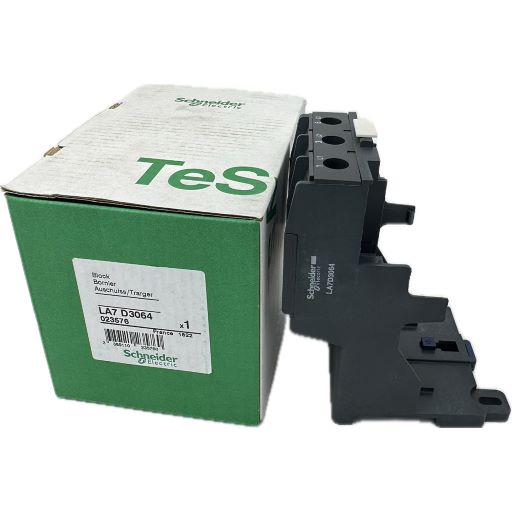 LA7D3064 Front view next to box